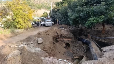Alanya’da su borusu patladı: Yolda göçük oluştu, otomobil bahçeye sürüklendi