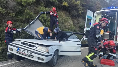 Trabzon'da seyir halindeki otomobilin üzerine kaya düştü: 5 kişi yaralandı