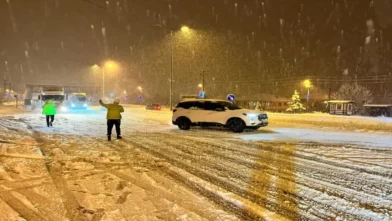 Siirt–Bitlis kara yolu yoğun kar nedeniyle ağır tonajlı araçlara kapatıldı