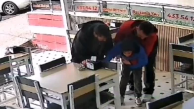 Boğazına şeker kaçan çocuğu börekçi çalışanı kurtardı