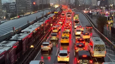 İstanbul’da trafik çilesi! Köprü ve ana arterlerde araçlar ilerleyemedi