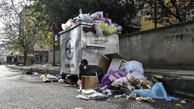 CHP'li belediyede işçiler greve başladı