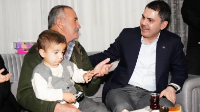 Bakan Kurum depremzede Koyunlu ailesini yeni köy evlerinde ziyaret etti
