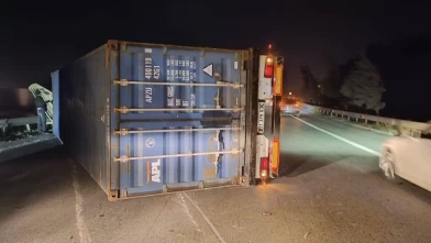 Fırtına ulaşımı aksattı! Kamyonet ve konteyner taşıyan tırlar devrildi