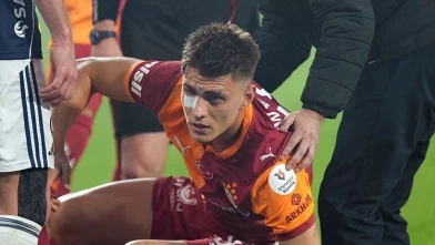 Derbide sahaya çakmak atan taraftar gözaltında