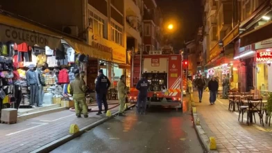 Fatih’te otoparkta çıkan yangın binaya sıçradı: O anlar kamerada