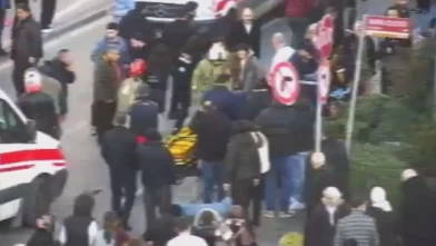 Ters yönden gelen otomobil önce motosiklete sonra yayalara çarptı!