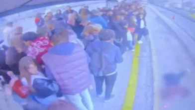 Cevizlibağ'da durakta bayılan 14 yaşındaki çocuğa metrobüs çarptı!