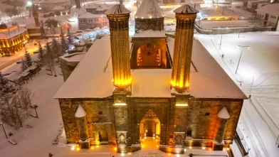 Erzurum’da kar yağışı tarihi yapıları beyaza bürüdü