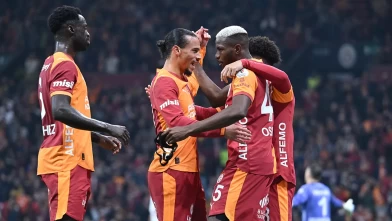 Galatasaray son dakikada güldü