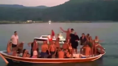 Hayranları tekneden, Mustafa Sandal kıyıdan şarkıya eşlik etti