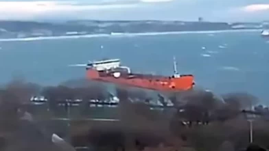 Lodosun sürüklediği kimyasal tanker sahile 30 metre kala kurtuldu