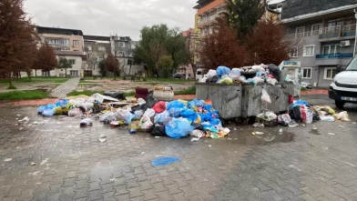 CHP’li belediyeye çöp isyanı: Buca’da sokaklar çöp dağlarına döndü