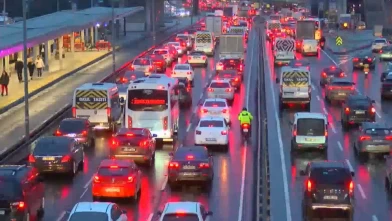 İstanbul’da perşembe kaosu! Trafik durdu, hayat yavaşladı