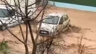 Selde araçlarında mahsur kalanlar iş makineleriyle kurtarıldı!