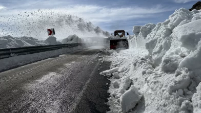 Kar nedeniyle 3,5 aydır kapalı olan Bülbülan Geçidi’nde yoğun çalışma