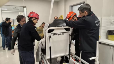 Hatay'da göğsüne demir saplanan işçinin ameliyatına itfaiye müdahalesi