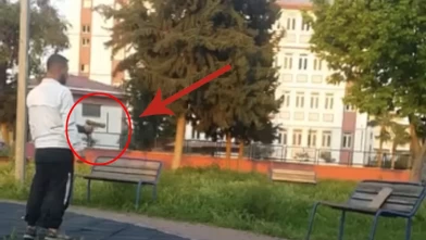 Küçük çocuğa oyuncak silahla atış talimi yaptırdı!