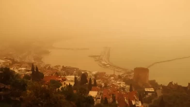 Girit’ten gelen çöl tozu Akdeniz'i kapladı