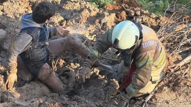 Göktürk’te çamura saplanan çocuğu polisler kurtardı!