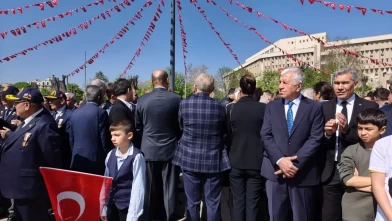 Yine skandal yine CHP! Çocuklar mehter çaldı, CHP sırtını döndü!