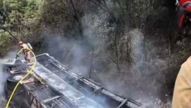 Uçuruma yuvarlanan araçta çok sayıda ölü ve yaralılar var