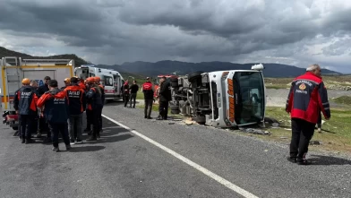 Bingöl kara yolunda midibüs devrildi