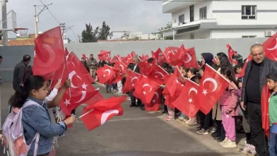 Şanlıurfa'da sevgi koridoru: Okula bayrak ve çiçeklerle gittiler
