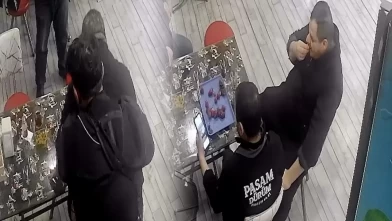 Boğazına çilek takılan ustayı kurye kurtardı