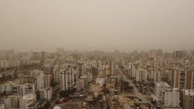 Toz fırtınası Mersin'i kızıla bürüdü: Görüş mesafesi 100 metreye düştü