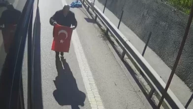 Otobüs şoföründen alkışlanacak hareket: Aracı durdurup Türk bayrağını yerden aldı