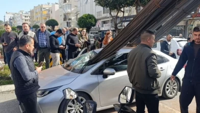 Manavgat’ta inanılmaz kaza: İnşaat demirleri otomobilin camından içeri girdi!
