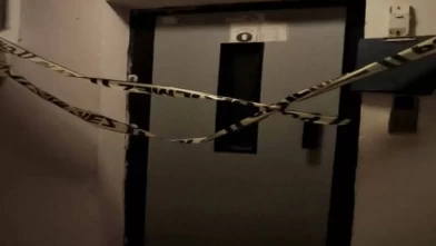 Asansörde mahsur kalan baba ve çocuğu kurtarmak isteyen yaşlı adam canından oldu!