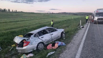 Bayram dönüşü acı haber: Şarampole devrilen otomobilde bir ölü, üç yaralı!