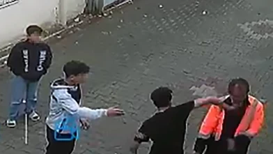 Çocuklardan evsiz adama yumruklu saldırı!