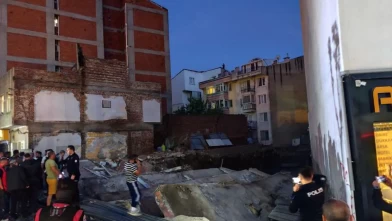 Erdek'te ihmal facia getirdi: Temel kazısı yapılan binanın yanındaki 3 katlı yapı yerle bir oldu