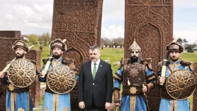 Bakan Çiftçi Ahlat’ta Selçuklu Mezarlığı’nı ziyaret etti