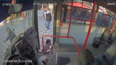 Otobüse emekleyerek bindi, şoför ağlama sesiyle fark etti! O anlar kamerada