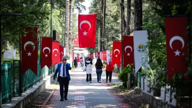 Bayram arifesinde vatandaşlar şehitlik ve mezarlıklara akın etti