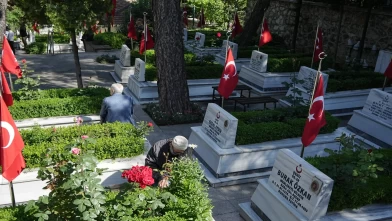 Bayram arifesinde şehitlikte duygu dolu anlar: Çiçekler bırakıp dualar okudular