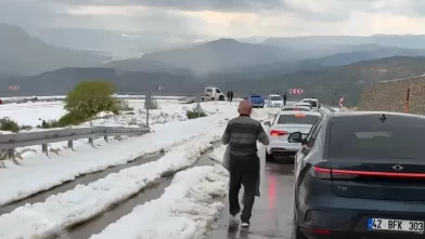 Dolu yağışı yaşamı olumsuz etkiledi! Her yer bembeyaz oldu