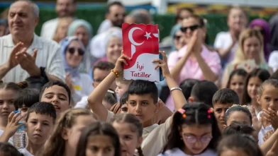 Milyonlarca öğrenci için son ders zili çaldı, karneler alındı!