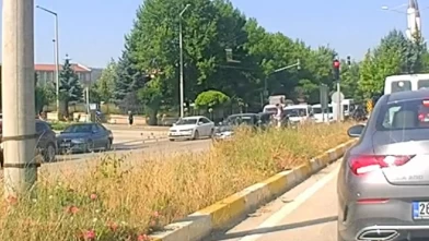 Yaşlı kadına yol vermek isterken kaza yaptı!