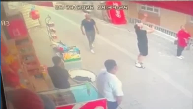 8'inci kattan düşerken şemsiyeyle kurtardılar! Yürekler ağza geldi