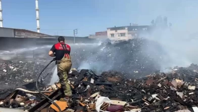 Buca’da çöplüğe dönen boş arazide yangın
