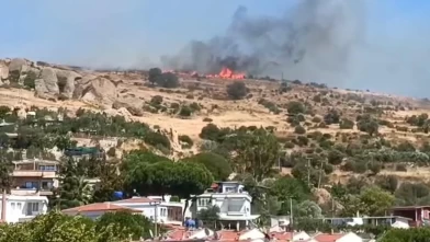 İzmir Foça'da eski çöplükte çıkan yangın makilik alana sıçradı