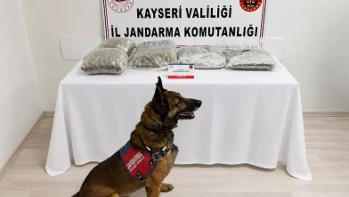 Kayseri’de otomobilin bagajında 5 kilogram esrar ele geçirildi