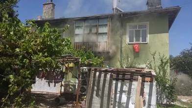 Eve kilitlenen 5 çocuk yangında mahsur kaldı!