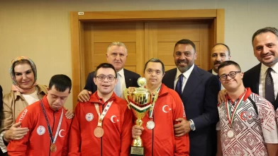 Bakan Bak, madalya yağdıran özel sporcuları ağırladı