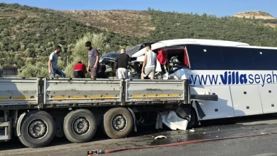 Muğla’da tur otobüsü TIR’a çarptI